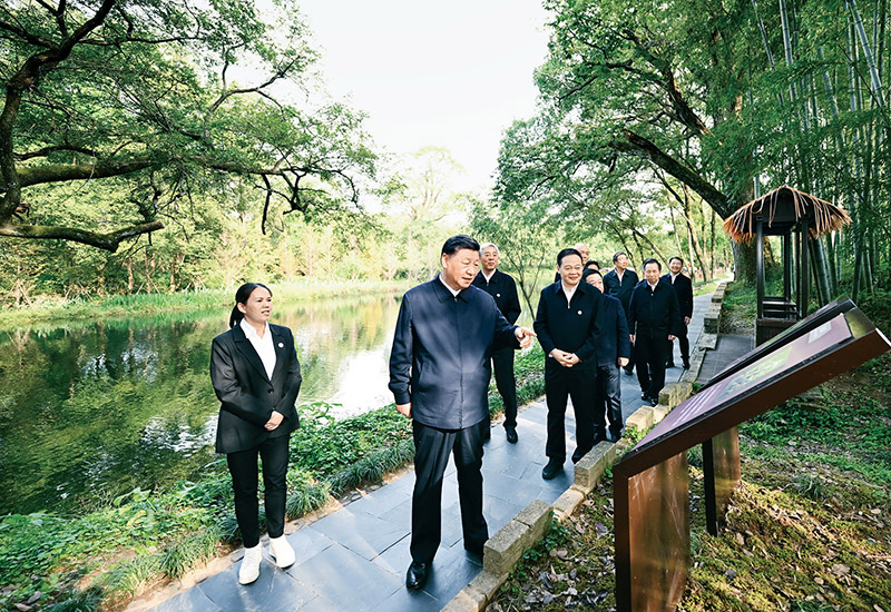 2023年10月10日至13日,中共中央总书记、国家主席、中央军委主席习近平在江西考察。这是11日下午,习近平在上饶市婺源县秋口镇王村石门自然村考察时,了解饶河源国家湿地公园和极度濒危鸟类蓝冠噪鹛保护等情况。 新华社记者 谢环驰/摄